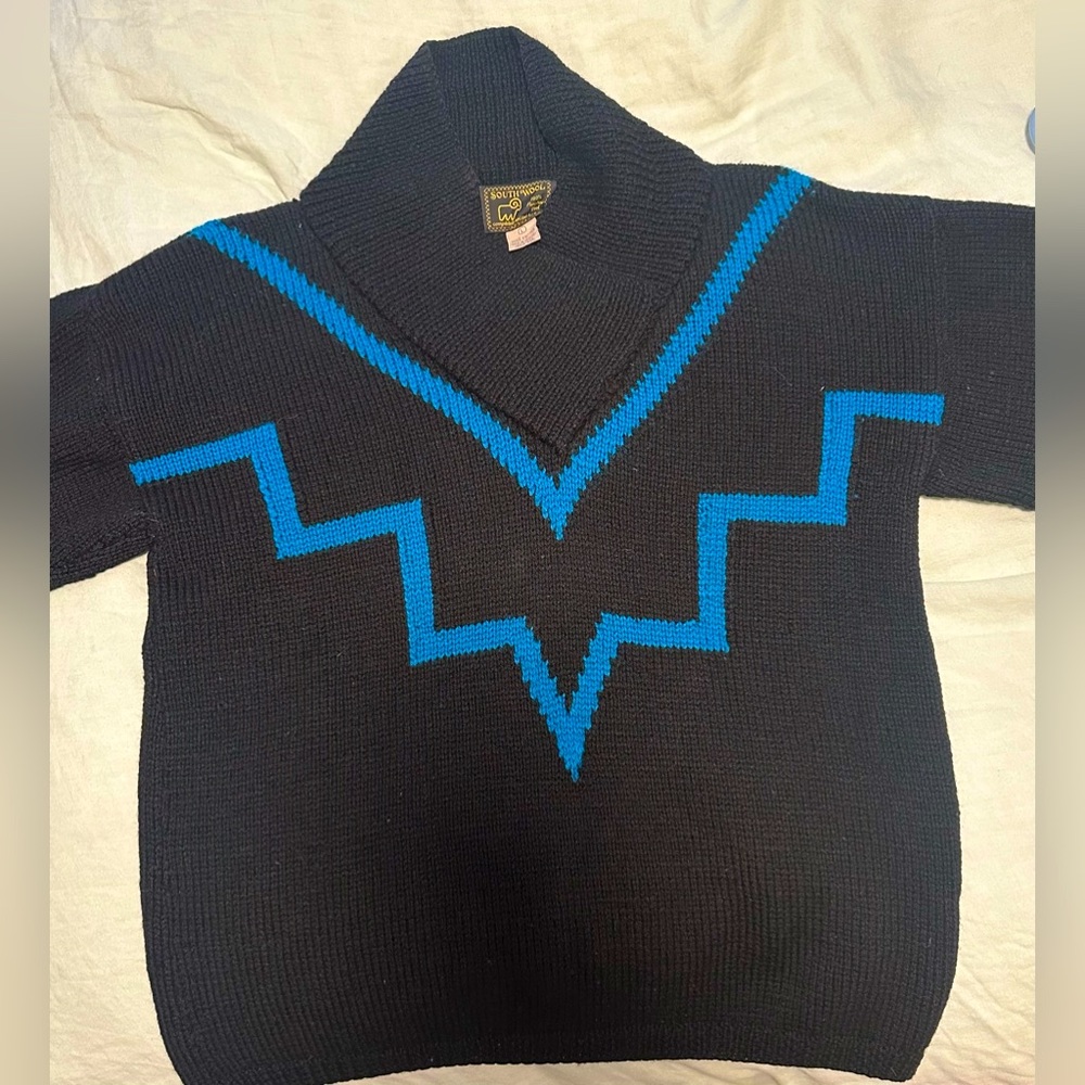 South Wool Hand Knittted Sweater 
Size L (slightly oversized fit for Women’s S)